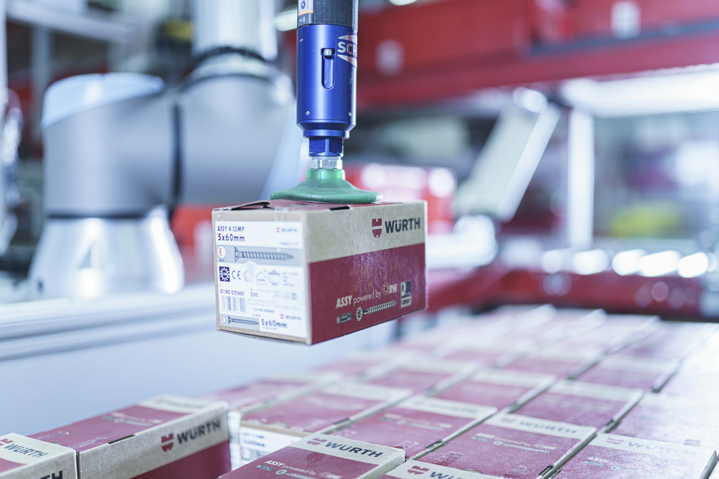 Schmalz supplied the bin picker SBPG with three vacuum suction cups. The cobot automatically selects the variant that matches the carton size.
